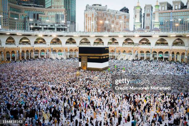 pilgrims in al-haram mosque - meca fotografías e imágenes de stock