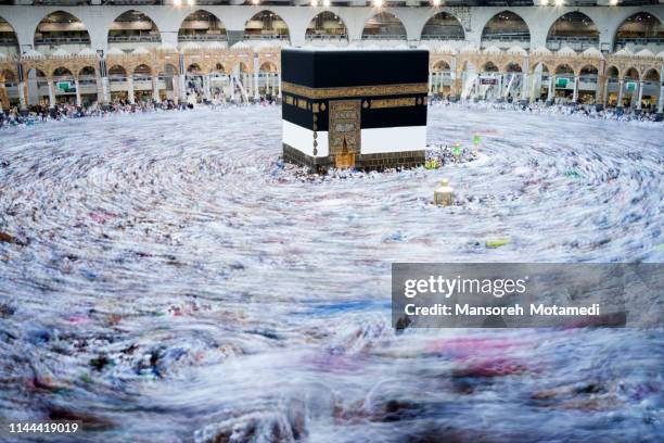 pilgrims in al-haram mosque - kaaba ストックフォトと画像