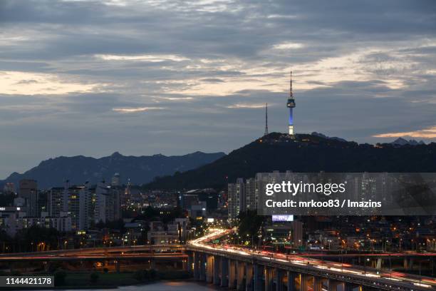 night view of banpo bridge, seoul, south korea - han river photos et images de collection