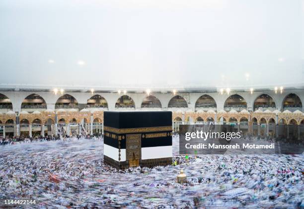 pilgrims in al-haram mosque - kaaba 個照片及圖片檔