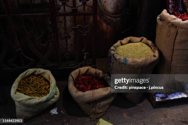scene delhi spice market - food stall stock pictures, royalty-free photos & images