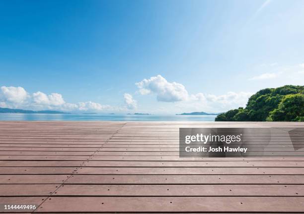 outdoor observation deck and parking lot - holzbrett himmel stock-fotos und bilder