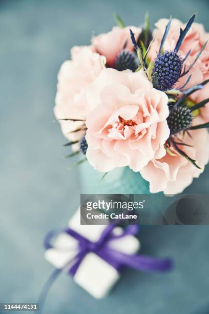 bouquet of fresh pink roses and gift for mother's day - happy birthday flowers images stock pictures, royalty-free photos & images