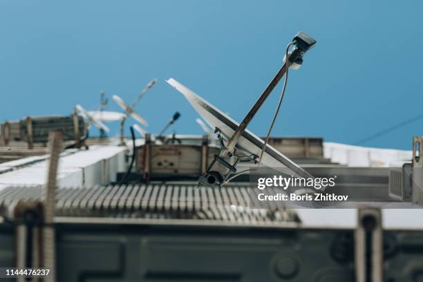 low angle view of satellite dish - satellite dish photos et images de collection