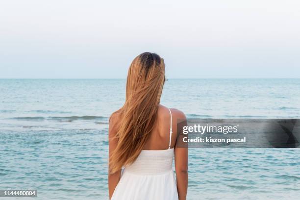 Woman Normal Back Beautiful Woman Back Of Head Fotografías e imágenes de stock - Getty Images