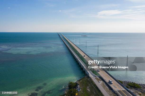 viaduct over the ocean - seven mile bridge stock pictures, royalty-free photos & images