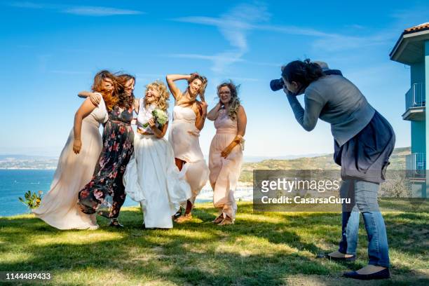 vrouwelijke bruiloft fotograaf op het werk - bruidsmeisje stockfoto's en -beelden