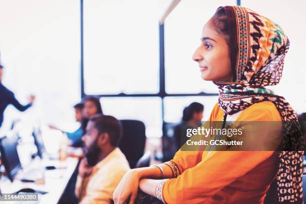 ritratto aspirazionale di un dirigente aziendale femminile fiducioso - sikh foto e immagini stock