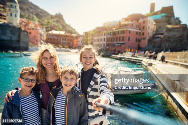 touristenfamilie in vernazza, cinque terre, italien - italien familie stock-fotos und bilder