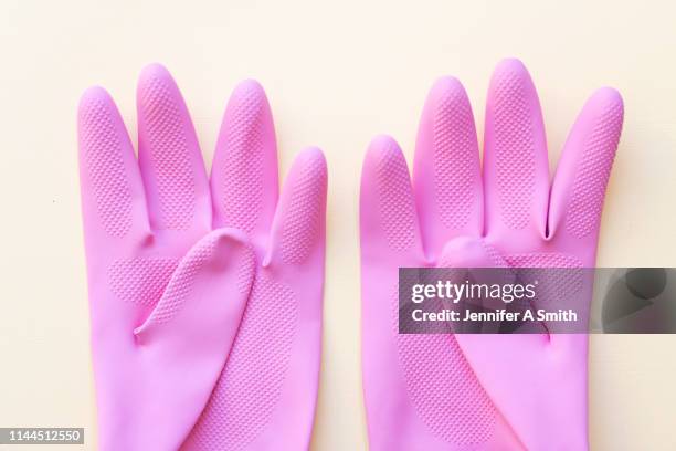 rubber gloves - luva cor de rosa imagens e fotografias de stock