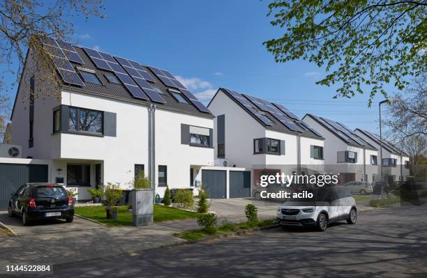 nieuwe nederzetting/vier witte twin-huizen met zonne-panals - twee onder één kap huis stockfoto's en -beelden