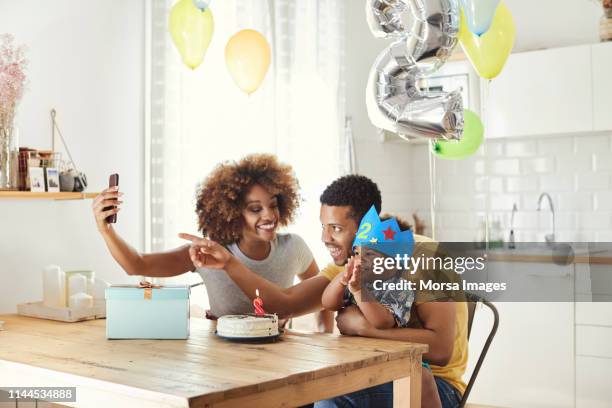 famiglia che si fa selfie mentre festeggia il compleanno - happy birthday crown foto e immagini stock