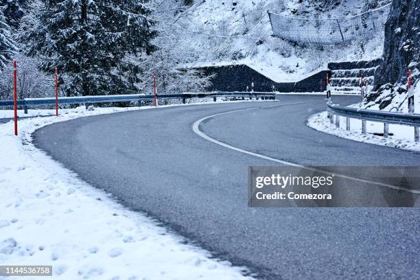 two lane highway in winter snowing's valley - two lane highway stock-fotos und bilder