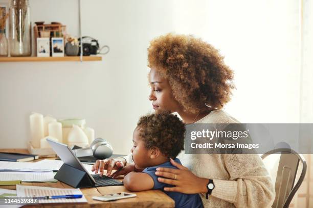 mère avec le fils travaillant sur la tablette numérique à la maison - boy in briefs photos et images de collection