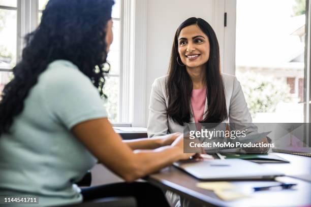 women meeting in business office - vorstellungsgespräch stock-fotos und bilder