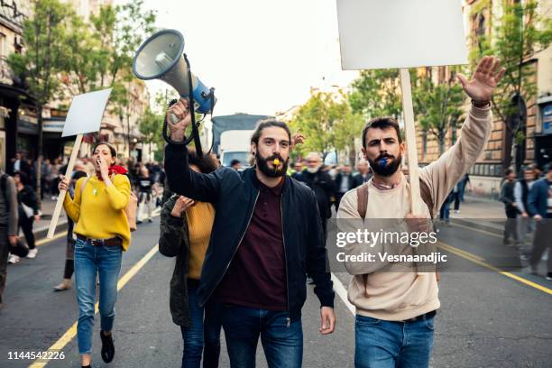 young protesters - leadership fist imagens e fotografias de stock