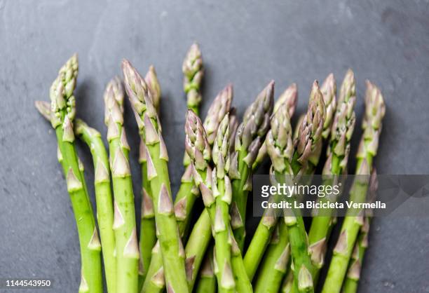 asparagus on dark background - spargel stock-fotos und bilder
