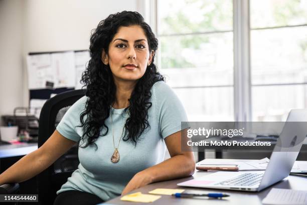 woman in business office - consultation at office desk stockfoto's en -beelden