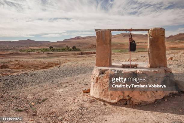 old well in the desert - african village stock-fotos und bilder
