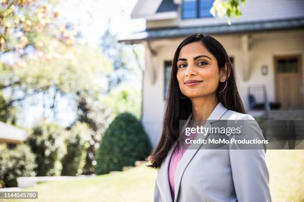 real estate agent in front of home - immobilienmakler stock-fotos und bilder