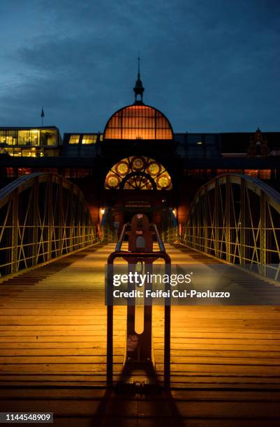 fischmarkt markets building at port of hamburg, germany - fischmarkt hamburg stock pictures, royalty-free photos & images