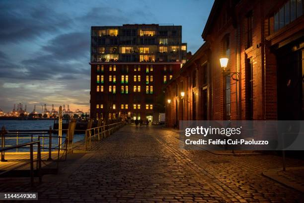 building and quayside of port of hamburg, germany - adoquinado fotografías e imágenes de stock