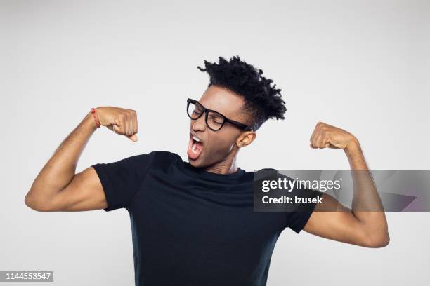 afro amerikaanse man buigen armen - flexing muscles stockfoto's en -beelden
