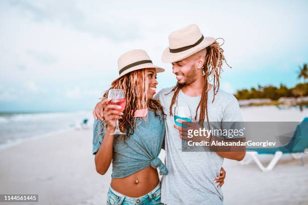 paarverentspannungsurlaub und cocktails am strand - kuba strand stock-fotos und bilder
