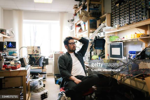 porträt eines asiatischen computeringenieurs - clutter stock-fotos und bilder