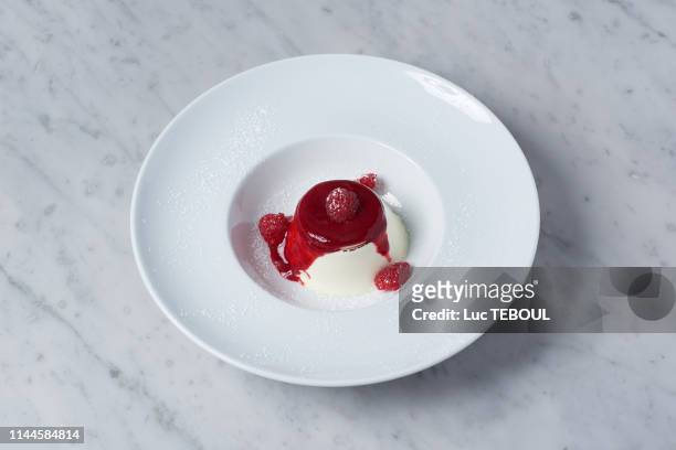 dessert italien - panna cotta stock pictures, royalty-free photos & images