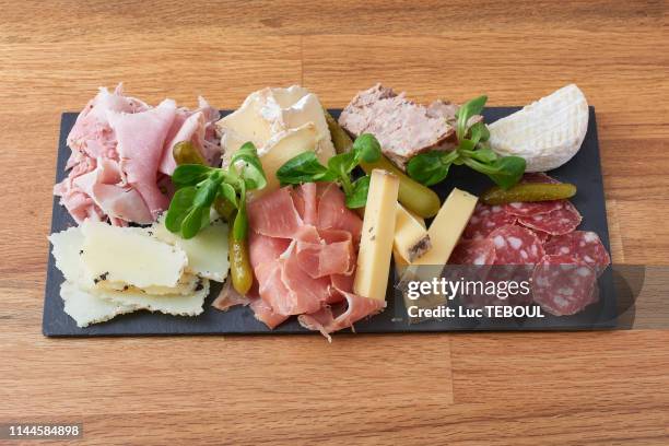 plateau charcuterie fromage - charcuterie fromage stock pictures, royalty-free photos & images