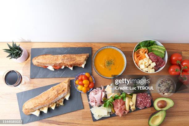 plateau charcuterie fromage - charcuterie fromage stock pictures, royalty-free photos & images