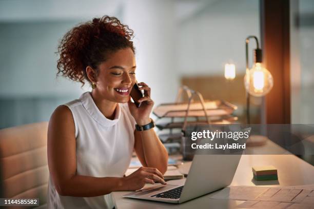 altijd klaar zijn wanneer het bedrijfsleven komt bellen - alone office night stockfoto's en -beelden