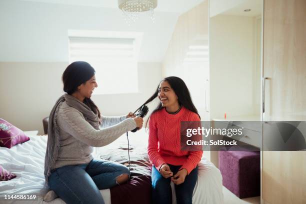 i want to look just like you, mum! - indian mother daughter stock-fotos und bilder