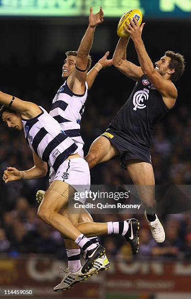Jarrad Waite of the Blues attempts to mark during the round nine AFL match between the Carlton Blues and the Geelong Cats at Etihad Stadium on May...