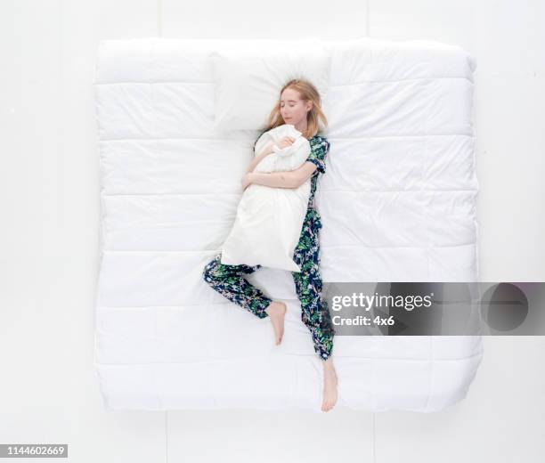 einzelfrau im schlaf - above view of man sleeping on bed stock-fotos und bilder