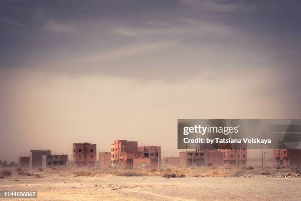 sandstorm in small town of morocco, africa - ghost town photos et images de collection