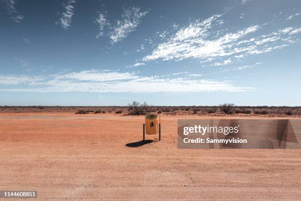 desert road - country road australia stockfoto's en -beelden