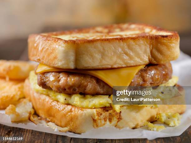 french toast breakfast sandwich - breakfast sausage stock-fotos und bilder