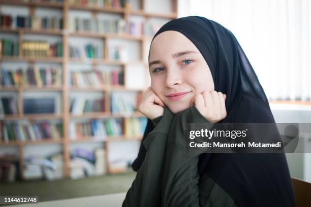 muslim girl in library - beautiful arabian girls stock-fotos und bilder