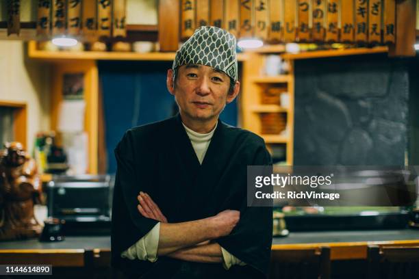 ritratto di sushi chef giapponese - solo un uomo maturo foto e immagini stock
