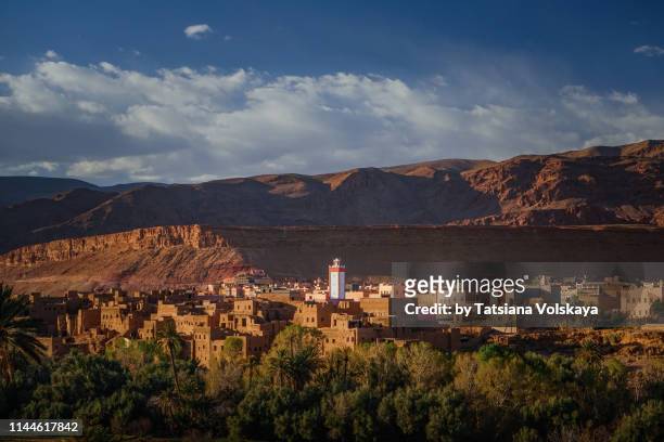 old berber city tinghir in high atlas mountains, morocco, africa - atlas mountains stock pictures, royalty-free photos & images