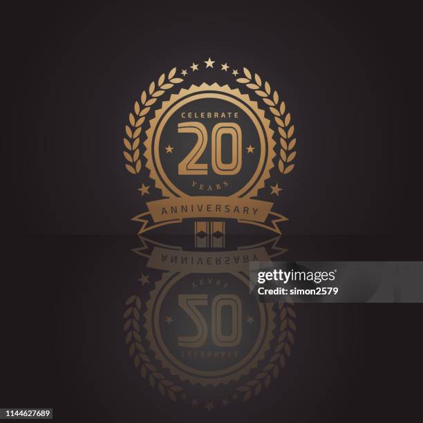 stockillustraties, clipart, cartoons en iconen met 20 jaar gouden verjaardag icoon met donkere kleur achtergrond - jubileum