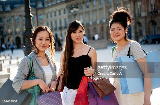 shopping - femme parisienne shopping photos et images de collection