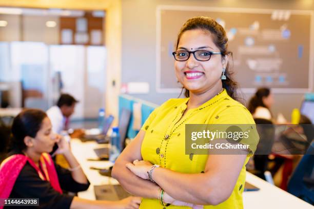 portret van een vrouwelijke business executive - werk in uitvoering stockfoto's en -beelden