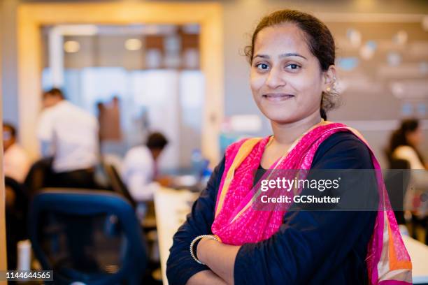 portret van een vrouwelijke business executive - werk in uitvoering stockfoto's en -beelden