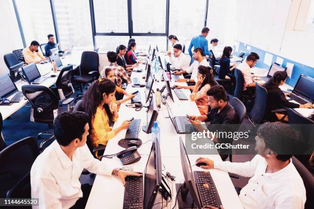 drukke call center in bedrijf - indian people stockfoto's en -beelden