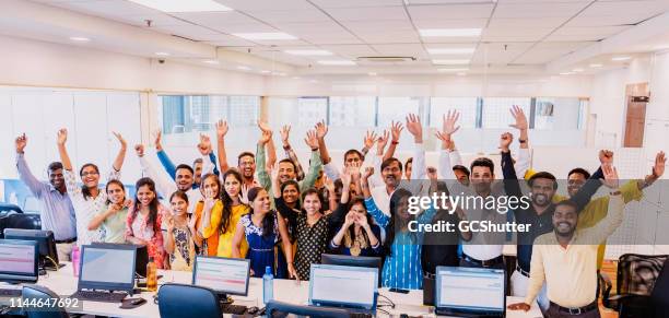 corporate groep portret van juichende medewerkers - indian subcontinent ethnicity stockfoto's en -beelden