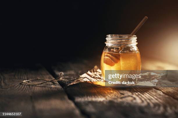 potje van kamille honing op zwarte achtergrond - honey stockfoto's en -beelden