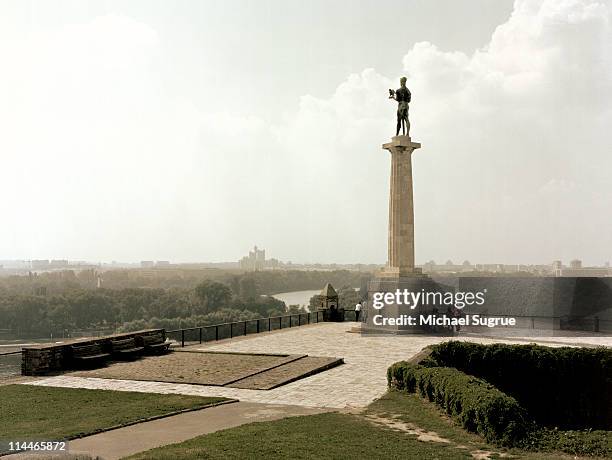 monument in belgrade, serbia - belgrado fotografías e imágenes de stock